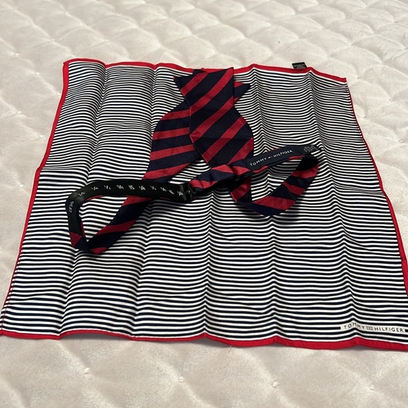 Tommy Hilfiger bow tie & Handkerchief set navy and red - Picture 3 of 9
